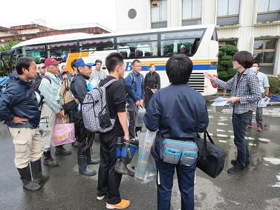 ●ボランティアセンター前で被災状況と救援活動の説明を受ける（栃木市）