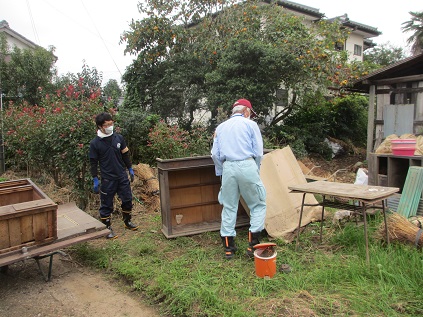 ●泥にまみれ廃棄となる家財の搬出（栃木市）